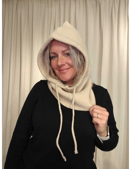 Sand balaclava i 100% akryl med snøre og halsstykke – TIPPY