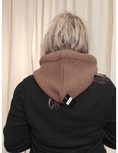 Nærbillede af strikstruktur på brun balaclava i akryl – TIPPY