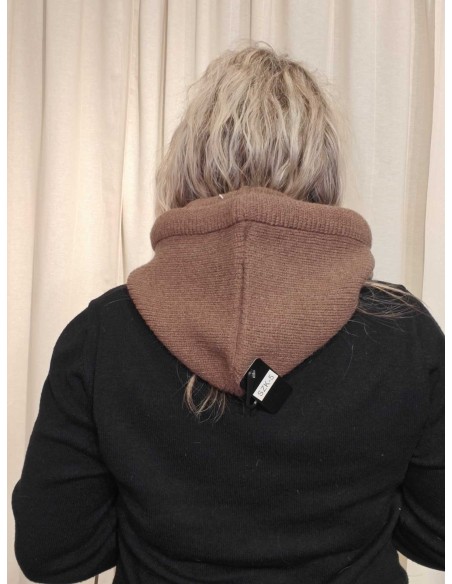 Nærbillede af strikstruktur på brun balaclava i akryl – TIPPY