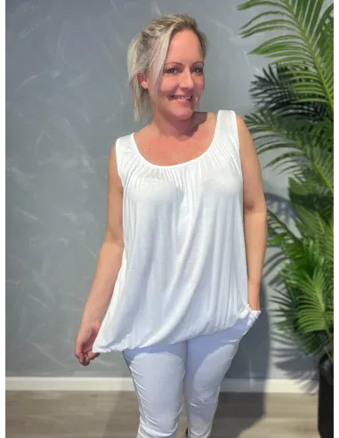 Komplet outfit visning med hvid top og farvede bukser