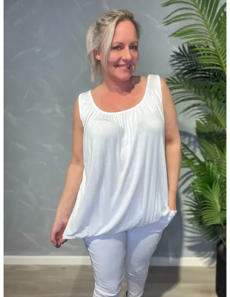 Komplet outfit visning med hvid top og farvede bukser