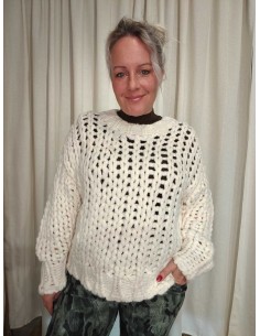 Creme strikbluse i polyesterblanding med hulmønster og brede ærmer – DESIGN by TIPPY