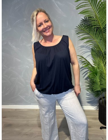 Komplet outfit visning med navy top og hvide bukser
