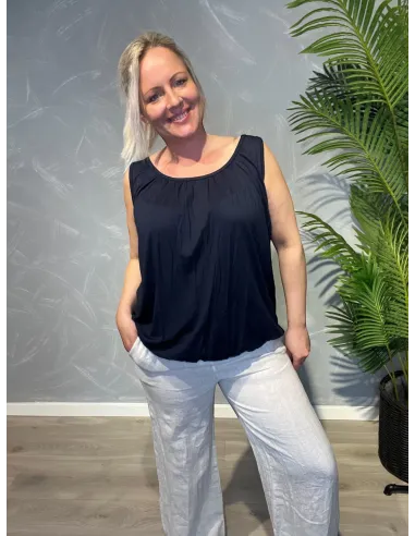 Komplet outfit visning med navy top og hvide bukser