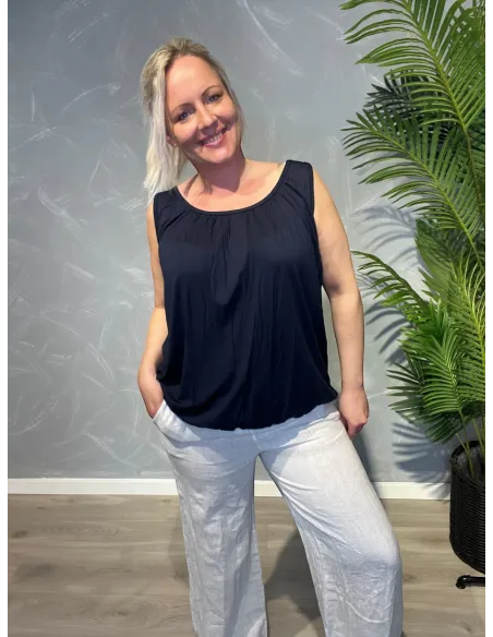 Komplet outfit visning med navy top og hvide bukser