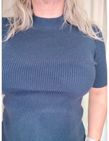 Nærbillede af ribstruktur på navyblå bluse i viskoseblanding – TIPPY