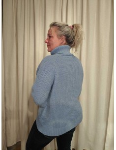 Lysblå strikbluse i 100% polyester med høj hals og raglanærmer – DESIGN by TIPPY 2
