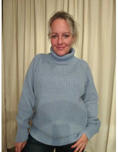 Lysblå strikbluse i 100% polyester med høj hals og raglanærmer – DESIGN by TIPPY