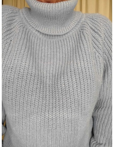 Nærbillede af strikstruktur på lysblå strikbluse i polyester – TIPPY