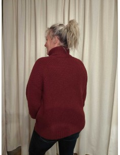 Bordeaux strikbluse i 100% polyester med høj hals og raglanærmer – DESIGN by TIPPY 2