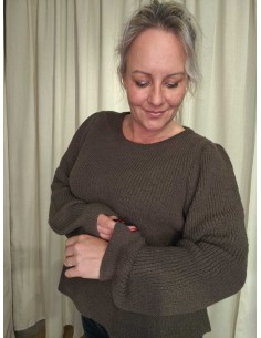 Brun strikbluse i 100% polyester med rund hals og let A-facon – DESIGN by TIPPY 2