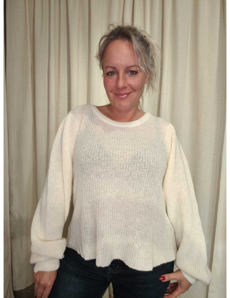 Creme strikbluse i 100% polyester med rund hals og let A-facon – DESIGN by TIPPY