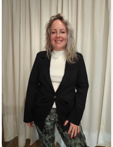 Sort blazer i viskoseblanding med enkel knap og pyntelommer – TIPPY Collection