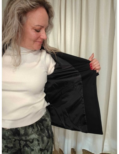 Polyesterfoer på sort blazer i viskoseblanding – TIPPY