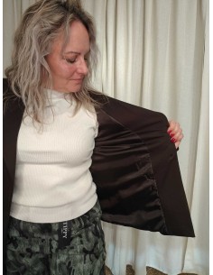 Brun blazer i viskoseblanding med enkel knap og pyntelommer – TIPPY Collection 2