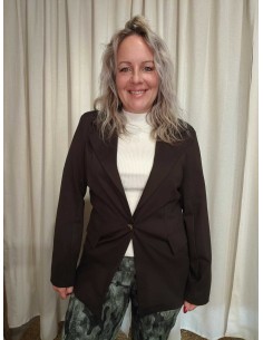 Brun blazer i viskoseblanding med enkel knap og pyntelommer – TIPPY Collection