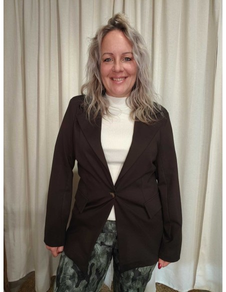 Brun blazer i viskoseblanding med enkel knap og pyntelommer – TIPPY Collection