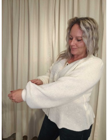 Nærbillede af strikstruktur på cremefarvet cardigan i polyester – TIPPY