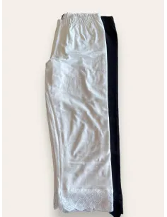 Hvide 3/4 leggings med blondekant, vist på model med mønstret marineblå tunika, fotograferet mod grå baggrund 2