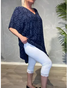 Hvide 3/4 leggings med blondekant, vist på model med mønstret marineblå tunika, fotograferet mod grå baggrund