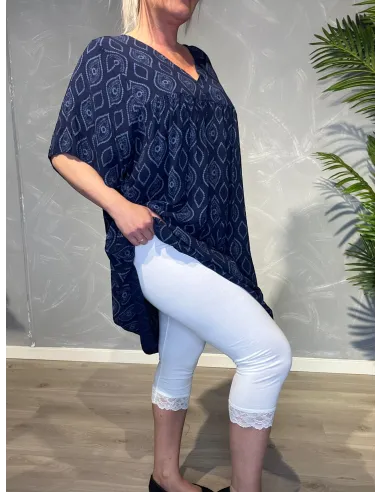 Hvide 3/4 leggings med blondekant, vist på model med mønstret marineblå tunika, fotograferet mod grå baggrund