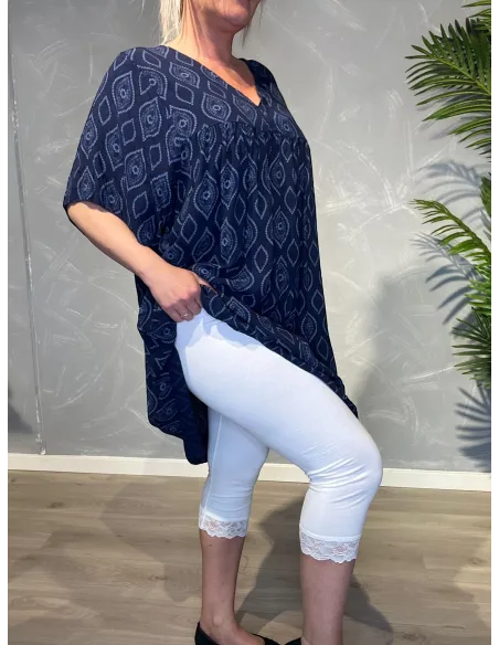 Hvide 3/4 leggings med blondekant, vist på model med mønstret marineblå tunika, fotograferet mod grå baggrund