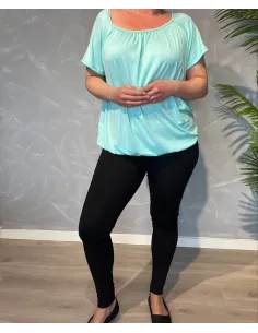 Sorte leggings i fuld længde i blød bomuldskvalitet, vist på model med mint-farvet top, fotograferet mod grå baggrund