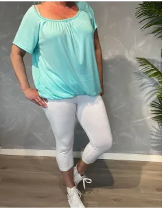 Hvide 3/4 leggings i blød bomuldskvalitet, vist på model med mint-farvet top, fotograferet mod grå baggrund