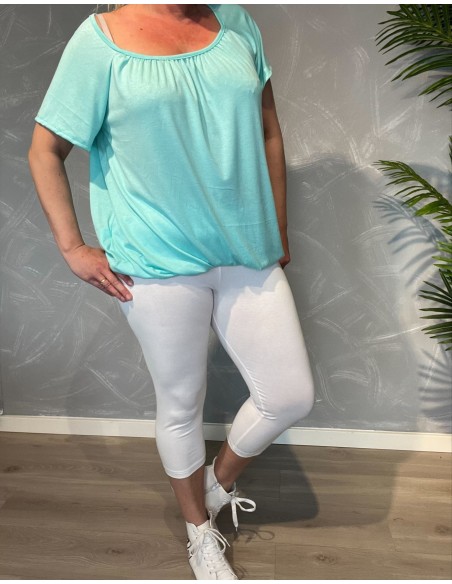 Hvide 3/4 leggings i blød bomuldskvalitet, vist på model med mint-farvet top, fotograferet mod grå baggrund