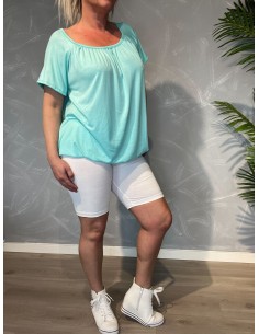 Hvide indershorts i blød bomuldskvalitet, vist på model med mint-farvet top, fotograferet mod grå baggrund