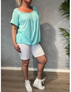 Hvide indershorts i blød bomuldskvalitet, vist på model med mint-farvet top, fotograferet mod grå baggrund