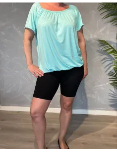 Sorte indershorts i blød bomuldskvalitet, vist på model med mint-farvet top, fotograferet mod grå baggrund