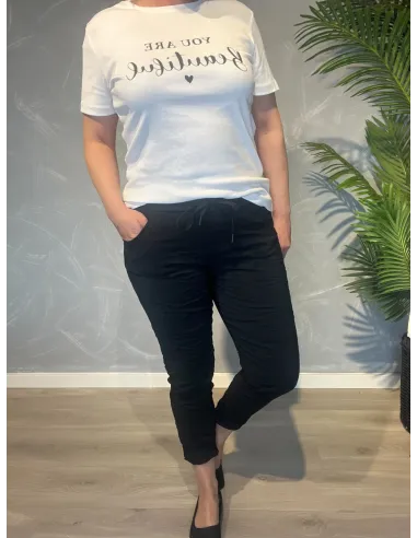 Sorte bukser fra TIPPY, vist på model med hvid t-shirt
Nærbillede af den bløde kvalitet og snøredetalje