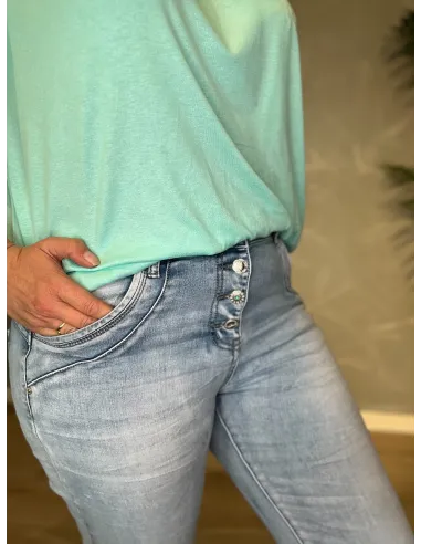 Nærbillede af Karostar knickers med diamantknapper og lommer, fremhæver denimkvaliteten og de elegante detaljer