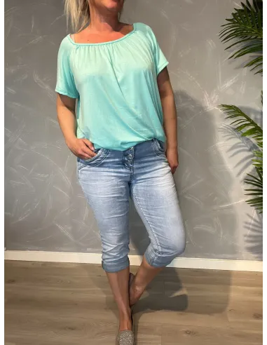 Karostar knickers i lys denim med diamantknapper, viser den flotte pasform og eksklusive detaljer, på model