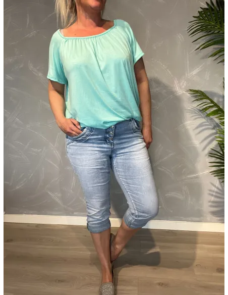 Karostar knickers i lys denim med diamantknapper, viser den flotte pasform og eksklusive detaljer, på model