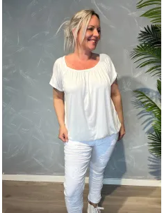 Hvid t-shirt med elastikkant i bund og hals, løs pasform og blødt fald - TIPPY