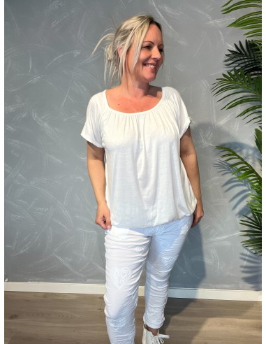 Hvid t-shirt med elastikkant i bund og hals, løs pasform og blødt fald - TIPPY