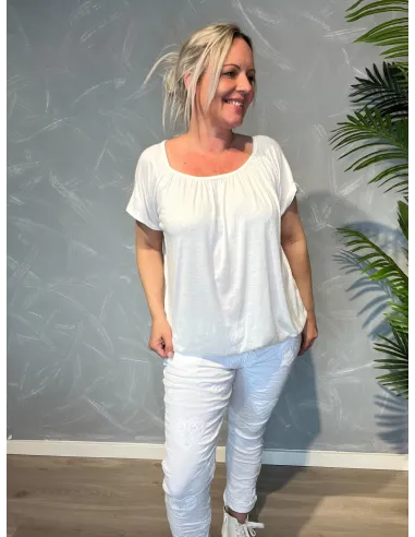 Hvid t-shirt med elastikkant i bund og hals, løs pasform og blødt fald - TIPPY