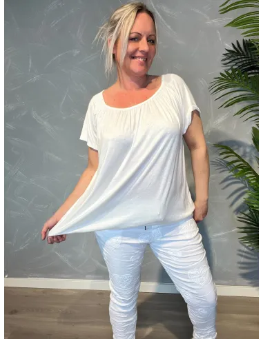 Hvid t-shirt med elastikkant i bund og hals, løs pasform og blødt fald, viser træk i elasik - TIPPY