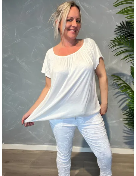 Hvid t-shirt med elastikkant i bund og hals, løs pasform og blødt fald, viser træk i elasik - TIPPY