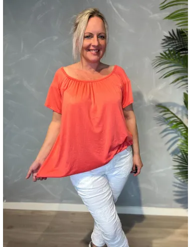 Coral t-shirt med elastikkant i bund og hals, løs pasform og blødt fald, viser stræk i bund elastik - TIPPY