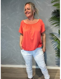 Coral t-shirt med elastikkant i bund og hals, løs pasform og blødt fald, vist på model forfra- TIPPY