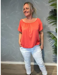 Coral t-shirt med elastikkant i bund og hals, løs pasform og blødt fald, vist på model forfra- TIPPY