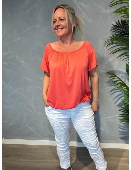 Coral t-shirt med elastikkant i bund og hals, løs pasform og blødt fald, vist på model forfra- TIPPY