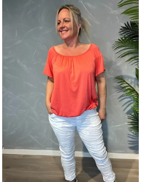 Coral t-shirt med elastikkant i bund og hals, løs pasform og blødt fald, vist på model forfra- TIPPY