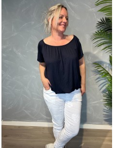 Sort t-shirt med elastikkant i bund og hals, løs pasform og blødt fald, viser stræk i elastik - TIPPY 2
