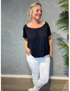 Sort t-shirt med elastikkant i bund og hals, løs pasform og blødt fald, viser stræk i elastik - TIPPY 2