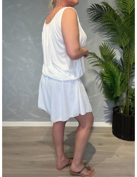 Hvide smock shorts med elastisk taljebånd, viser den luftige pasform