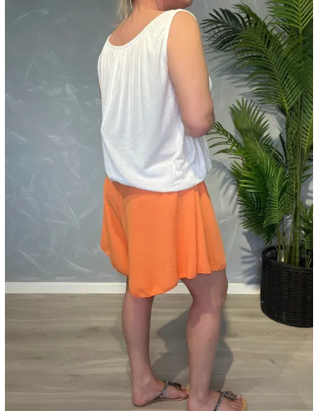 "Orange smock shorts med elastisk taljebånd, viser den luftige pasform"